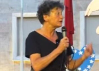 Eurodeputetja holandeze Strik i bashkohet protestës para Kryeministrisë: Fjala juaj do të dëgjohet edhe në Bruksel!