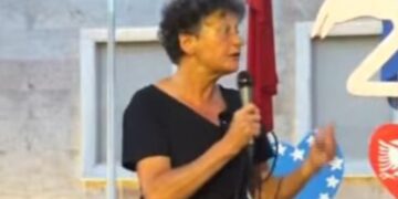Eurodeputetja holandeze Strik i bashkohet protestës para Kryeministrisë: Fjala juaj do të dëgjohet edhe në Bruksel!