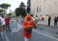 Protestuesit qëndrojnë “dezhurn” tek Kryeministria edhe gjatë natës