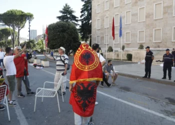 Protestuesit qëndrojnë “dezhurn” tek Kryeministria edhe gjatë natës