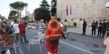 Protestuesit qëndrojnë “dezhurn” tek Kryeministria edhe gjatë natës