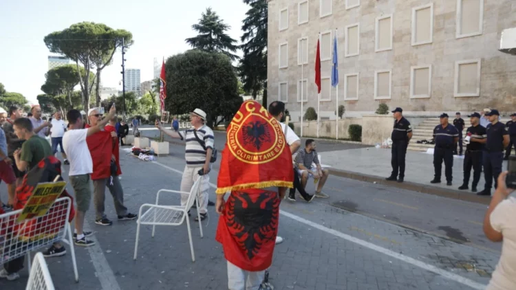 Protestuesit qëndrojnë “dezhurn” tek Kryeministria edhe gjatë natës