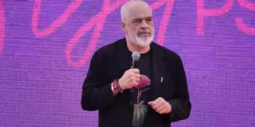 Ironia e Ramës për influencerët: Kur bën foto te Kulla Eiffel, s’ke pse thua e dua detin e virgjër në Shqipëri