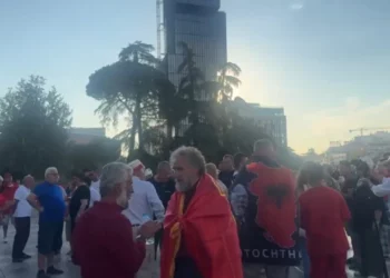 Protestuesit kalojnë pranë ‘Fan Zone’: Bashkohuni me ne