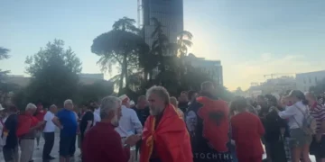 Protestuesit kalojnë pranë ‘Fan Zone’: Bashkohuni me ne