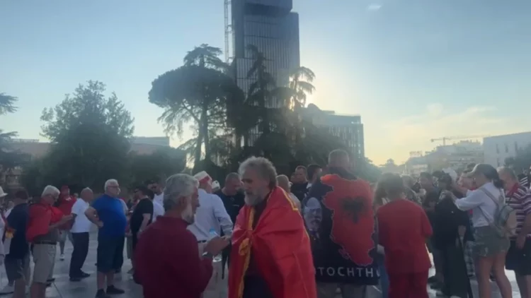 Protestuesit kalojnë pranë ‘Fan Zone’: Bashkohuni me ne