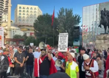 Dalin 3 nismëtarët e protestës, që komunikojnë me policinë: Tubimi vetëm brenda Unazës