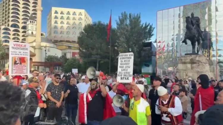 Dalin 3 nismëtarët e protestës, që komunikojnë me policinë: Tubimi vetëm brenda Unazës
