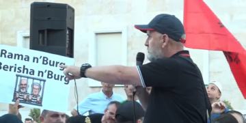 Konspiracionisti Alfred Çako në protestë: Rama s’ka rrugë veç largimit!
