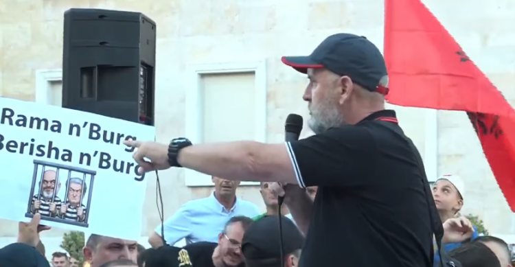 Konspiracionisti Alfred Çako në protestë: Rama s’ka rrugë veç largimit!
