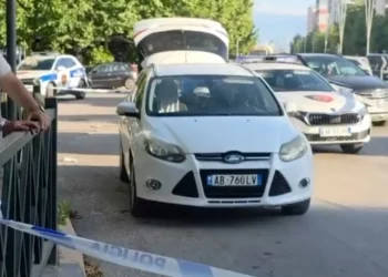 Plagosja me armë në Vlorë/ I riu u qëllua nga një person me motor pasi doli nga kafja