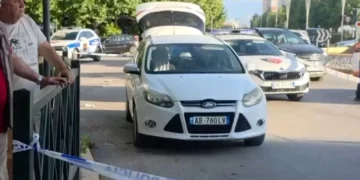 Plagosja me armë në Vlorë/ I riu u qëllua nga një person me motor pasi doli nga kafja