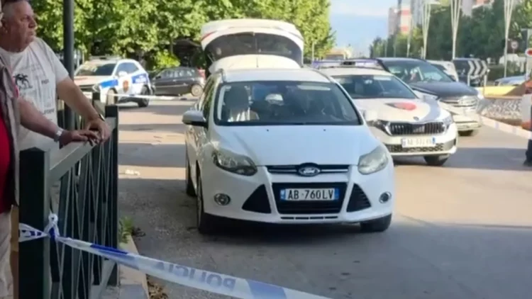 Plagosja me armë në Vlorë/ I riu u qëllua nga një person me motor pasi doli nga kafja