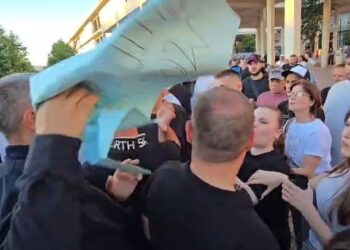 “Jep dorëheqjen”, tensione pas takimit të Ramës, gardisti i gris pankartën një vajze