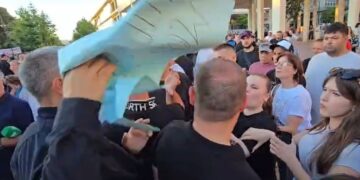 “Jep dorëheqjen”, tensione pas takimit të Ramës, gardisti i gris pankartën një vajze