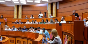 Protesta hyn në Këshillin Bashkiak të Tiranës, përjashtohet anëtarja e ‘Lëvizja Bashkë’
