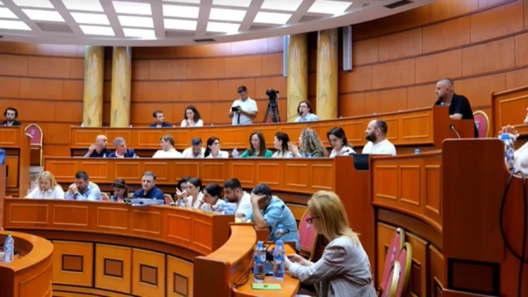 Protesta hyn në Këshillin Bashkiak të Tiranës, përjashtohet anëtarja e ‘Lëvizja Bashkë’
