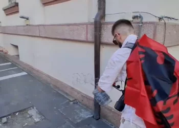 Tubimi në Tiranë për Zvërnecin, protestuesit rrethojnë Ministrinë e Brendshme me tel me gjemba