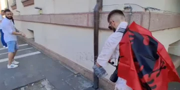 Tubimi në Tiranë për Zvërnecin, protestuesit rrethojnë Ministrinë e Brendshme me tel me gjemba