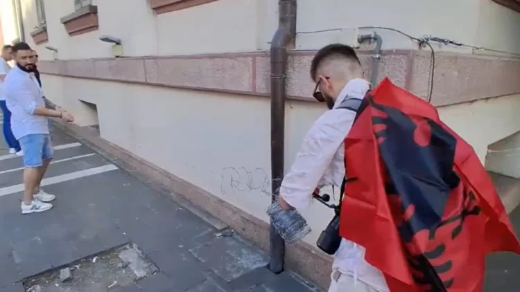 Tubimi në Tiranë për Zvërnecin, protestuesit rrethojnë Ministrinë e Brendshme me tel me gjemba