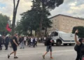 Policia sjell autobotët për të shpërndarë turmën, protestuesit shpërthejnë kordonin