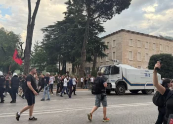 Policia sjell autobotët për të shpërndarë turmën, protestuesit shpërthejnë kordonin