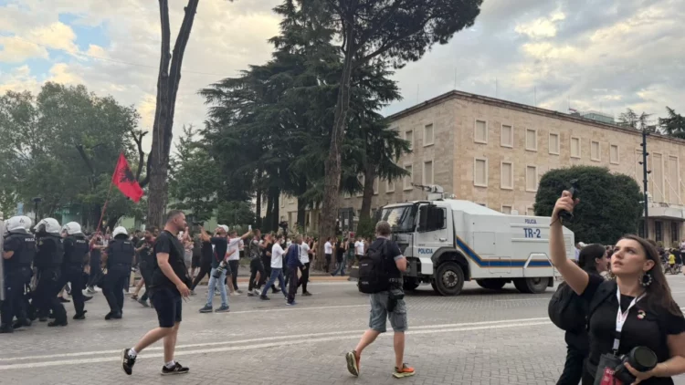 Policia sjell autobotët për të shpërndarë turmën, protestuesit shpërthejnë kordonin