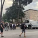 Policia sjell autobotët për të shpërndarë turmën, protestuesit shpërthejnë kordonin