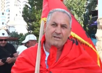 Edhe shqiptarët nga Kosova i bashkohen protestës, kërkojnë dorëheqjen e Ramës