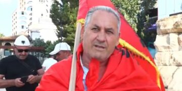Edhe shqiptarët nga Kosova i bashkohen protestës, kërkojnë dorëheqjen e Ramës