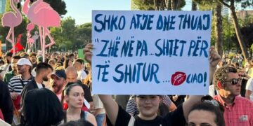 Gazeta gjermane ZDF: Protestuesit akuzojnë kryeministrin për shitjen e bregdetit