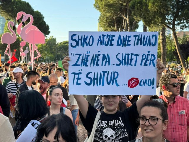 Gazeta gjermane ZDF: Protestuesit akuzojnë kryeministrin për shitjen e bregdetit