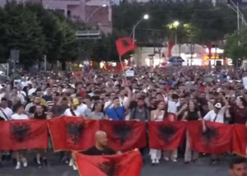 “Çohuni nga kafja”/ Protestuesit ftojnë qytetarët t’i bashkohen marshimit