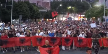 “Çohuni nga kafja”/ Protestuesit ftojnë qytetarët t’i bashkohen marshimit