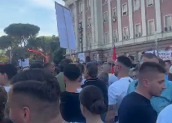 Stresi dhe Sali Lusha shkon në protestë me grupin e tij, përplaset me qytetarët pasi bëri tifo për PD-në! I shoqëruar nga babai, Sali Lushaj