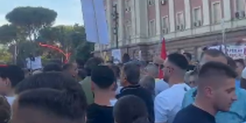 Stresi dhe Sali Lusha shkon në protestë me grupin e tij, përplaset me qytetarët pasi bëri tifo për PD-në! I shoqëruar nga babai, Sali Lushaj