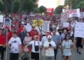 Protesta/ Shpaloset pankarta: Kush nuk është me ne është bashkëpunëtor në krim