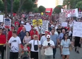 Protesta/ Shpaloset pankarta: Kush nuk është me ne është bashkëpunëtor në krim