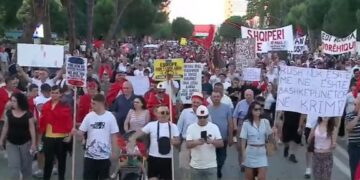 Protesta/ Shpaloset pankarta: Kush nuk është me ne është bashkëpunëtor në krim