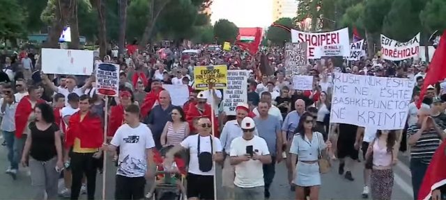 Protesta/ Shpaloset pankarta: Kush nuk është me ne është bashkëpunëtor në krim