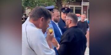 Rama dhe deputetët, dalin nga pas Kuvendit nga frika protestuesve, Bido përballet me turmën