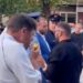 Rama dhe deputetët, dalin nga pas Kuvendit nga frika protestuesve, Bido përballet me turmën