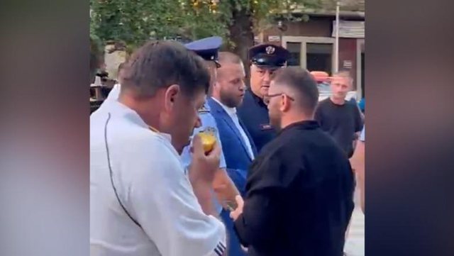 Rama dhe deputetët, dalin nga pas Kuvendit nga frika protestuesve, Bido përballet me turmën
