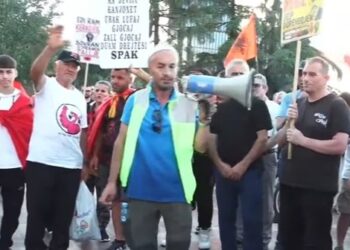 Qytetarët 20 ditë në protestë/ Organizatori Arben Kola: S’ka negociata me hajdutë!
