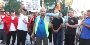 Qytetarët 20 ditë në protestë/ Organizatori Arben Kola: S’ka negociata me hajdutë!