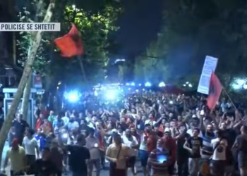 ‘PD, PS këlysha komunistësh’! Marshimi masiv i protestuesve