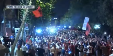 ‘PD, PS këlysha komunistësh’! Marshimi masiv i protestuesve