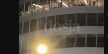 Protestuesit vazhdojnë marshimin, qytetaret i mbështesin nga pallatet