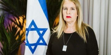 Protestuesit grisën flamurin izraelit/ Ambasadorja Peleg: Ky akt cënon dinjitetin e popullit shqiptar