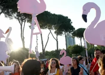 Çfarë po e mban gjallë protestën në Shqipëri? Flasin për DW Artan Fuga dhe Blendi Kajsiu